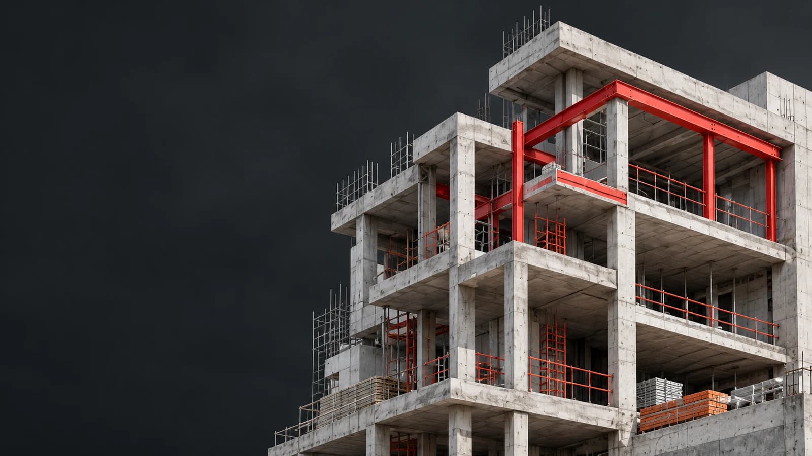 Betonarme ve kırmızı çelik taşıyıcılarıyla inşaat halindeki yapı